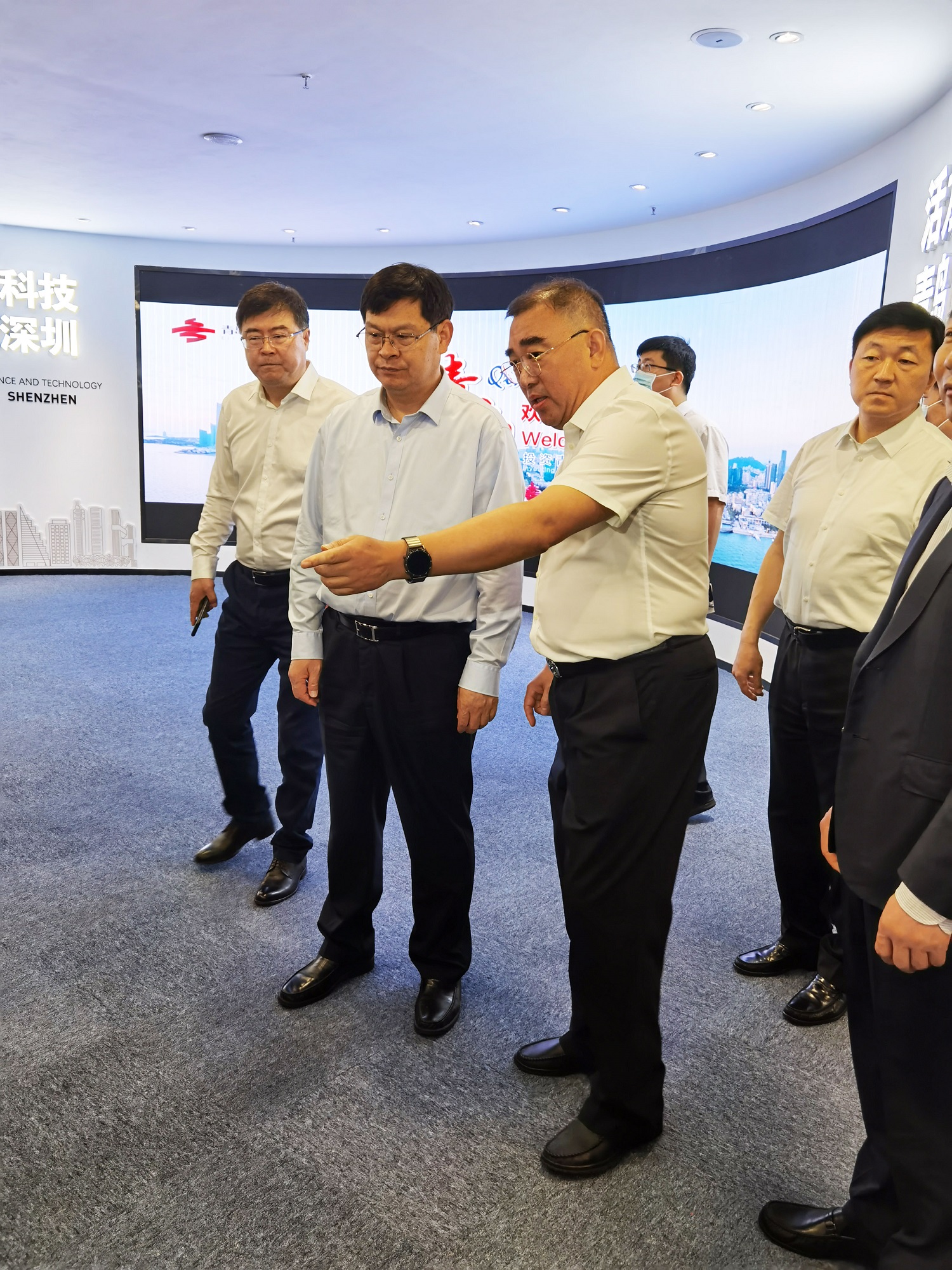1620957965892841.jpg 王立宇董事长向赵豪志市长介绍城市会客厅有关情况.jpg
