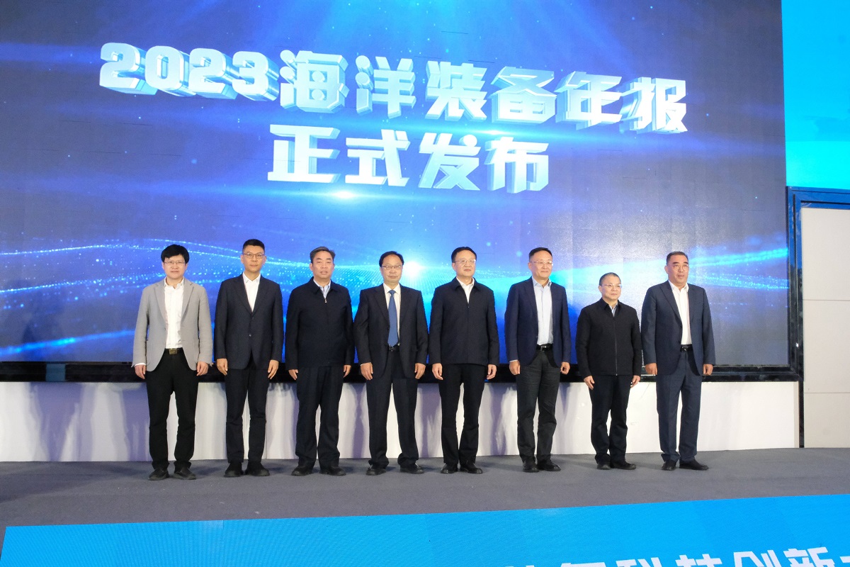 11.年报发布合影(1).jpg